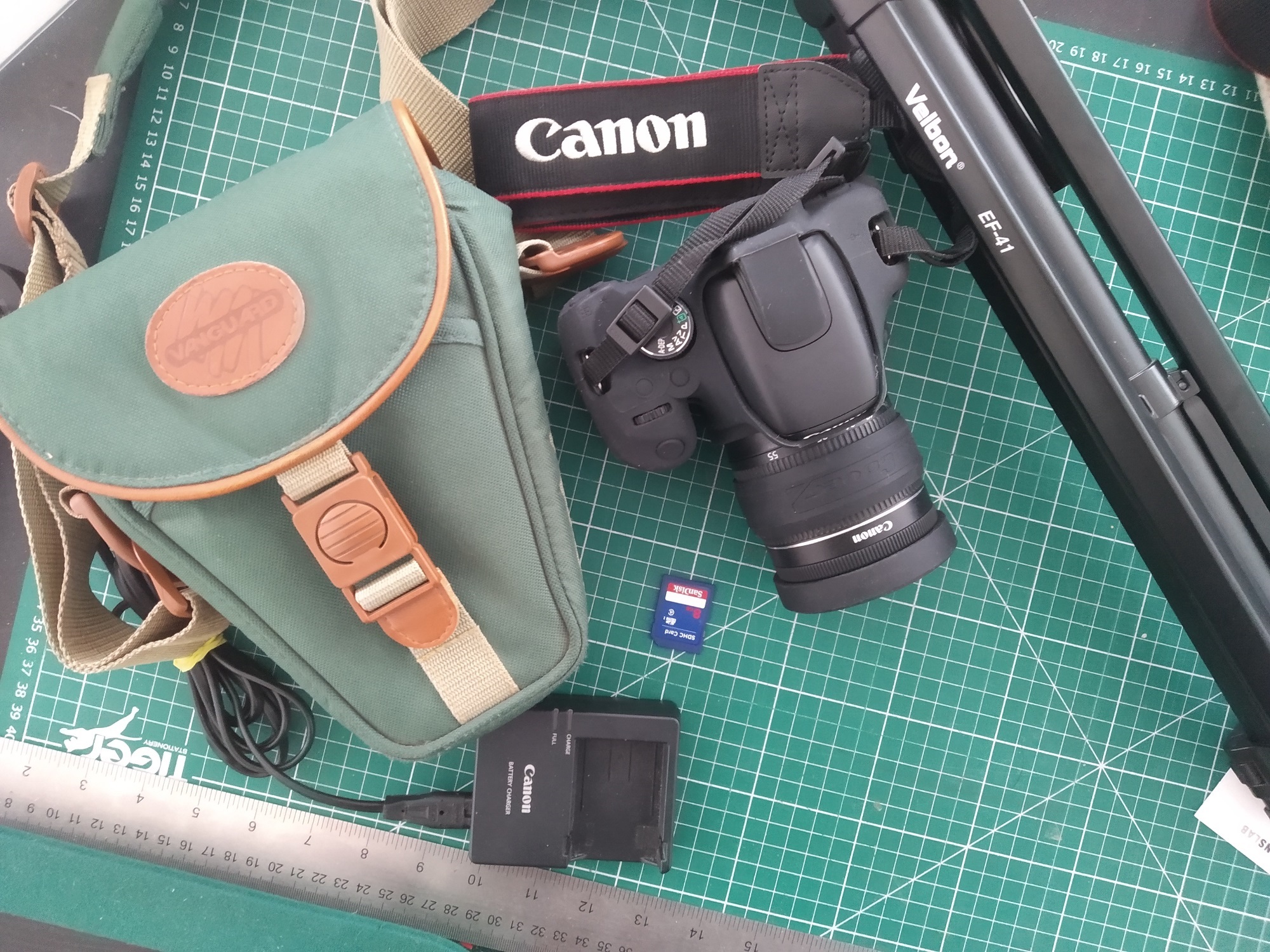 Canon 600d, 18-55mm lens, Tripod, Case, Card, Bumpers